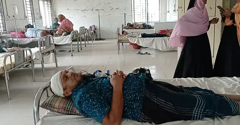 হাসপাতালে চিকিৎসাধীন আহত কান্তু মিয়া